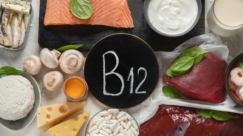 La vitamina B12 se encuentra en leche, pescado, queso, huevo, mariscos, vísceras y el hígado.