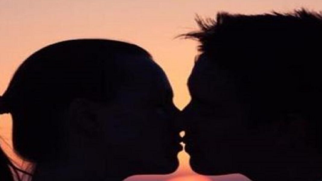 Se conoce de los besos hace al menos 4.500 años. Foto referencial