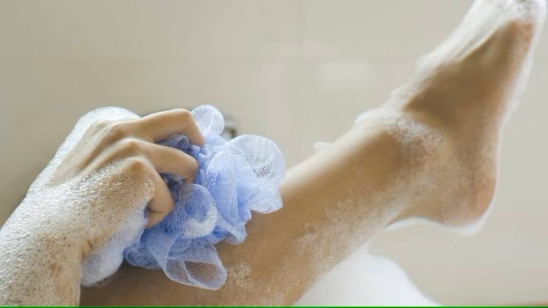 Las esponjas para bañarse no son muy recomendadas por los dermatólogos.