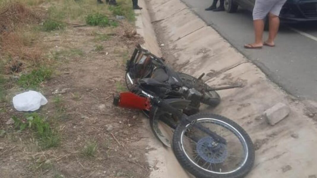 El cuerpo del venezolano quedó a 10 metros de la moto