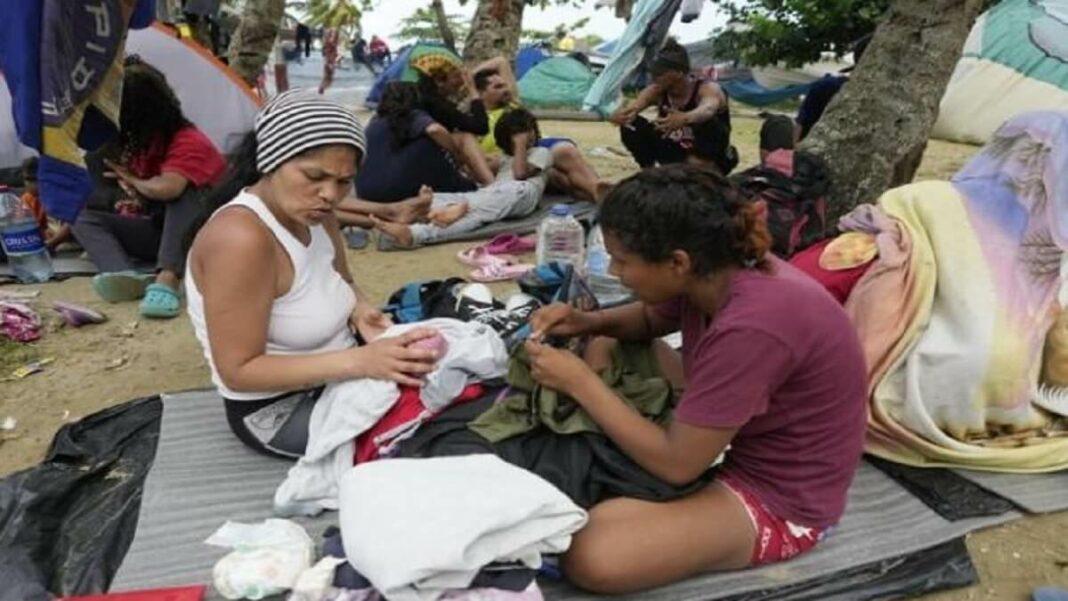 Las decenas de migrantes, gran parte venezolanos, varados en la frontera entre Chile y Perú. Foto cortesía