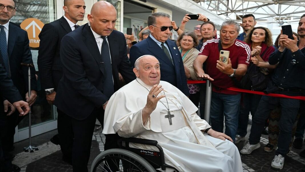 El papa Francisco hizo bromas al salir del hospital. Foto AFP