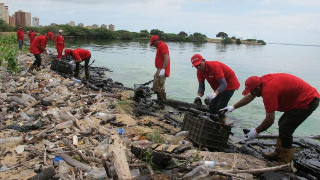 Refuerzan la limpieza del Lago de Maracaibo