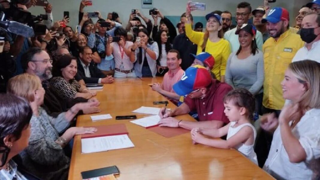 Capriles acudió a la sede de la CNP acompañado por sus hijas y su esposa. Foto cortesía