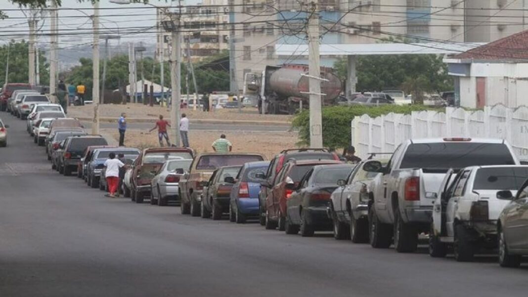 Las colas para gasolina volvieron a Venezuela. Foto referencial