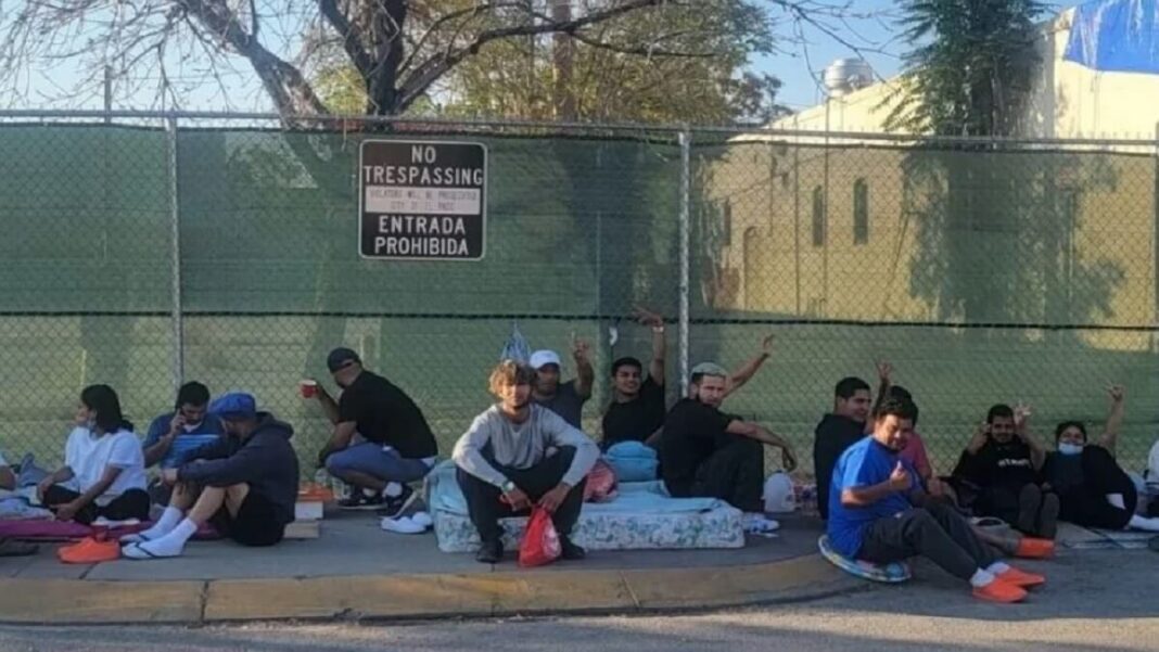 Los migrantes en El Paso hacen campamentos en la calle. Foto cortesía