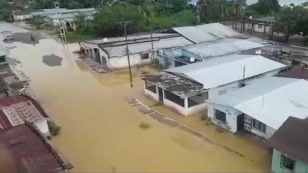El desbordamiento de cañadas ha causado inundaciones en la entidad. Foto referencial