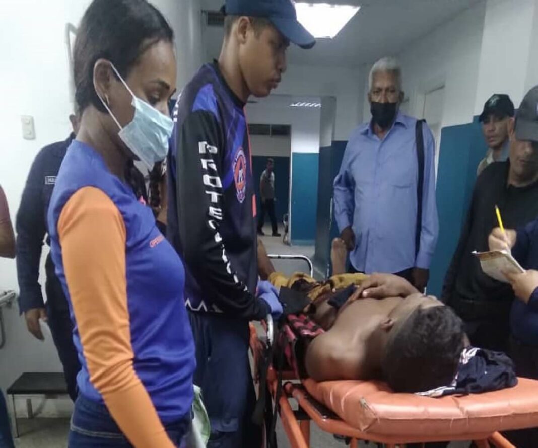 El muchacho abaleado fue llevado al hospital de El Tigre. Foto cortesía