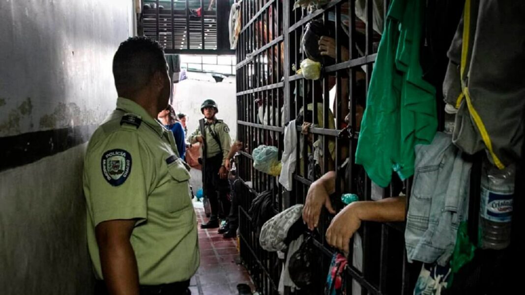 En los calabozos policiales hacinan hasta a 50 presos. Foto referencial