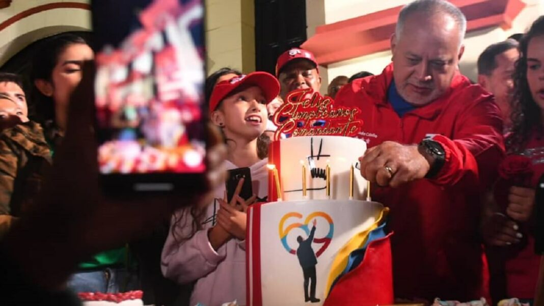 Diosdado Cabello picó una torta en el Cuartel de la Montaña. Foto cortesía