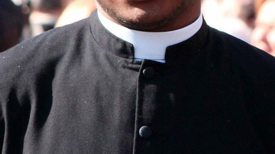 El sacerdote tiene denuncias de presunto abuso sexual