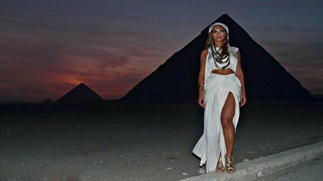 La cante Beyoncé aparece como la reina Nefertiti y eso no ha gastado en Egipto. Foto cortesía