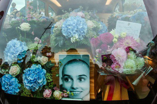 La carroza fúnebre de Sinead O'Connor fue adornada con una rara foto de ella sonriendo. Foto AFP