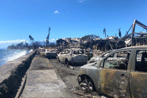 Los autos quemados y los edificios destruidos se muestran después de un incendio forestal en Lahaina, en el oeste de Maui. F
