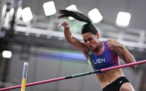 La venezolana Robeilys Peinado compite en la clasificación de salto con pértiga femenino durante el Campeonato Mundial de Atletismo en el Centro Nacional de Atletismo de Budapest el 21 de agosto de 2023.