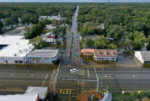En una vista aérea, un vehículo conduce por una calle inundada en el centro de la ciudad después de que el huracán Idalia pasó frente a la costa el 30 de agosto de 2023 en Crystal River, Florida