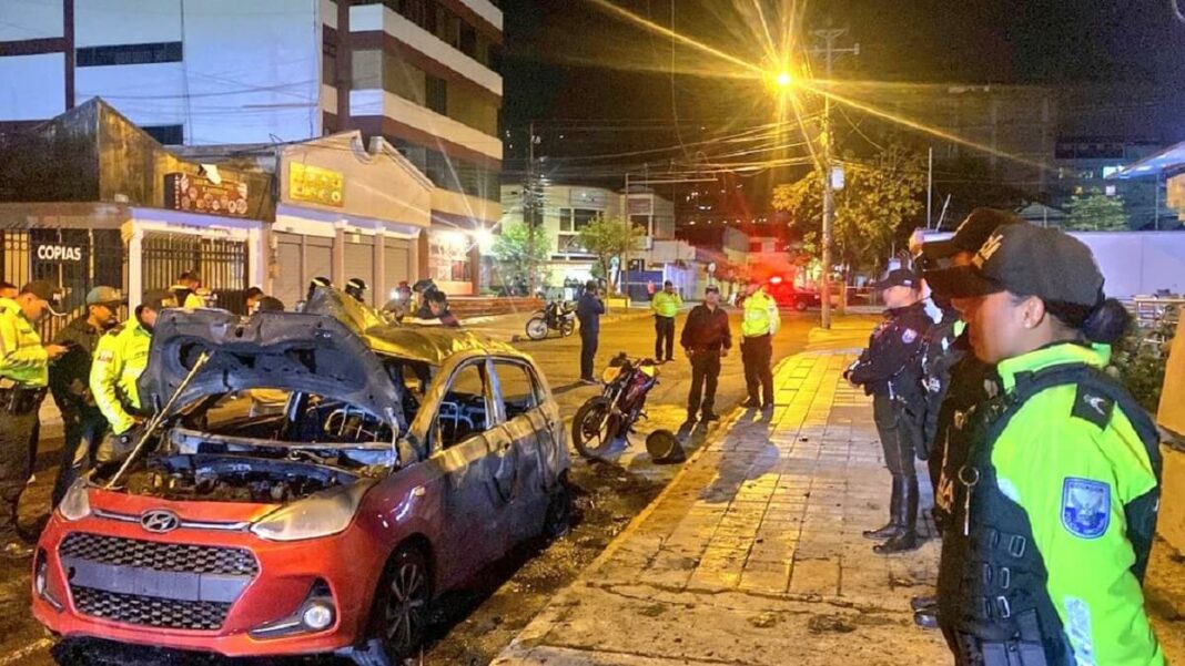 Los carros estallaron en lugares distintos de Quito. Foto cortesía