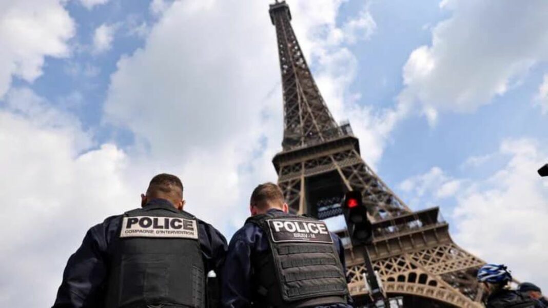 Amenaza de bomba en París: desalojan la Torre Eiffel.