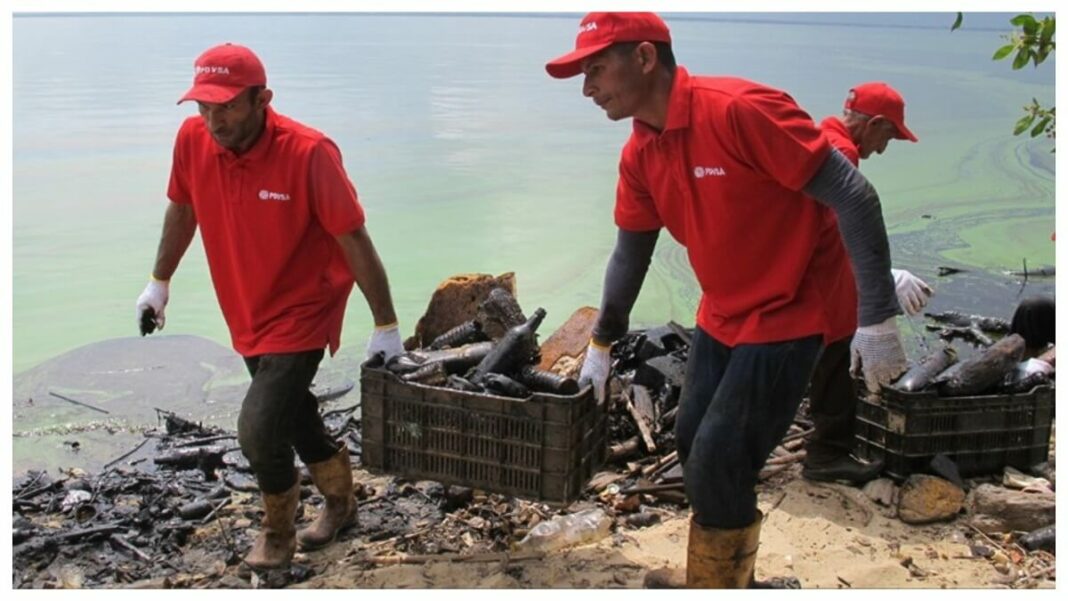 Trabajadores de Pdvsa recolectaron toneladas de plástico del Lago de Maracaibo. Foto cortesía