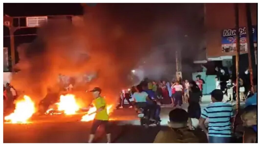 Los habitantes de Santa Bárbara protestaron en la calle. Foto captura de pantalla