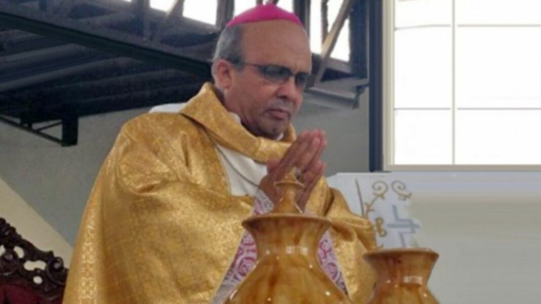 Monseñor Romero asegura que los falsos obispos usan las vestimentas, actos litúrgicos, sacramentos, lenguaje y signos propios de la Iglesia Católica y de sus ministros legítimos.