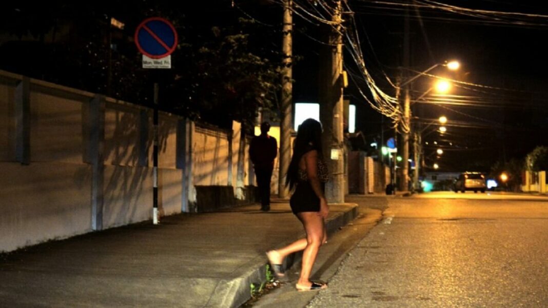 Las venezolanas que caen en las redes de trata de personas deben pagar deudas con trabajo. Foto AFP