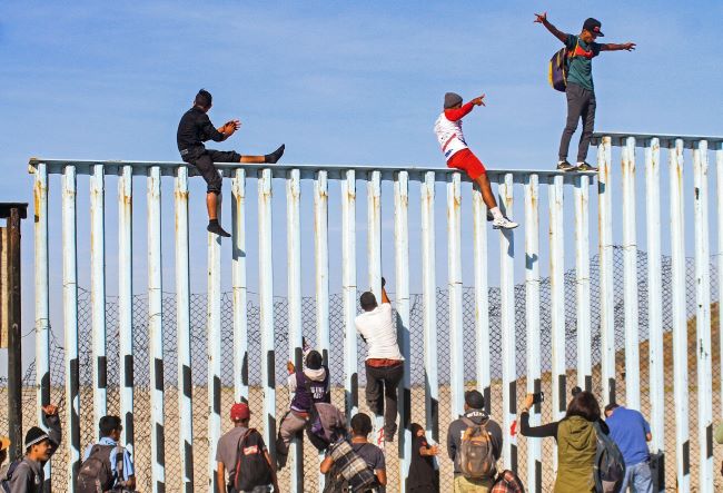 Ola de migrantes genera tensión en la frontera.