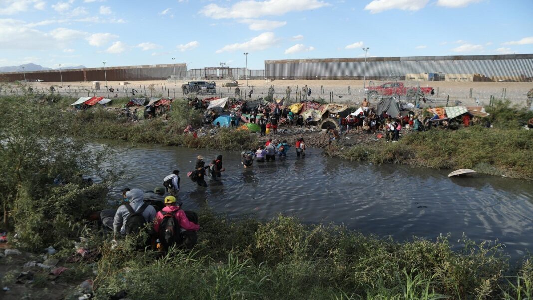 Los migrantes ilegales siguen cruzando el Río Bravo. Foto referencial