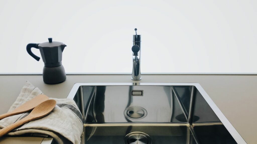 Emplear desinfectante y agua caliente para limpiar el fregadero, ayuda a eliminar la proliferación de bacterias.