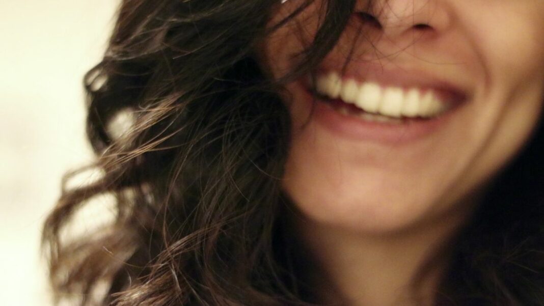 Las personas que sonríen más a menudo viven entre cuatro y cinco años más que aquellas que no lo hacen tanto.