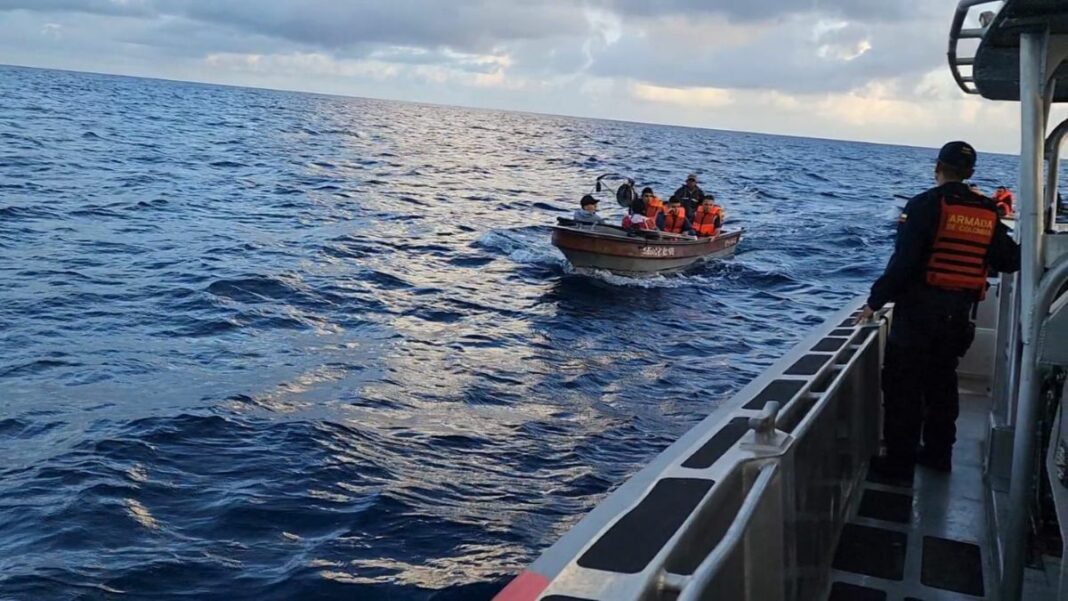 En total fueron rescatados 31 migrantes, entre ellos seis menores cuando se trasladaban en una embarcación que incumplía con la normatividad marítima.