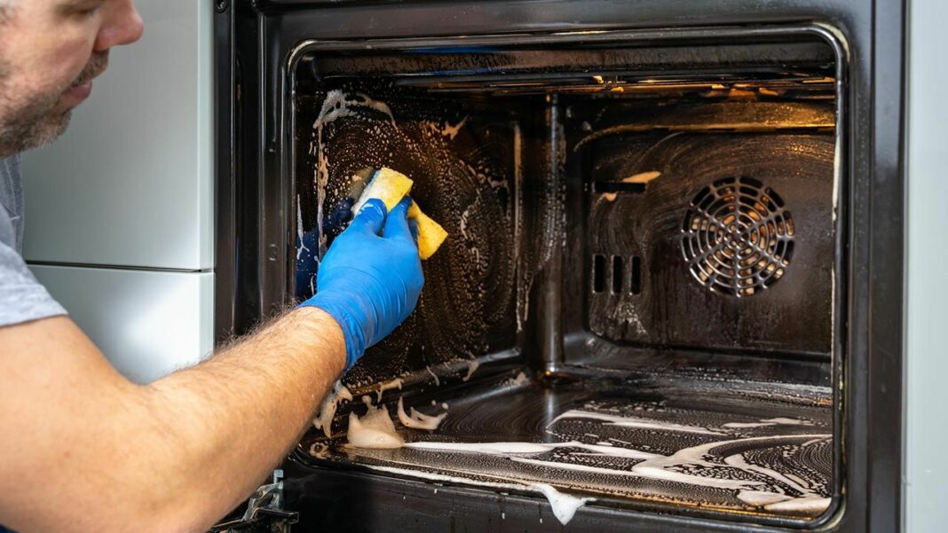 Limpiar el horno con regularidad, permite que sea más sencillo quitar el sucio
