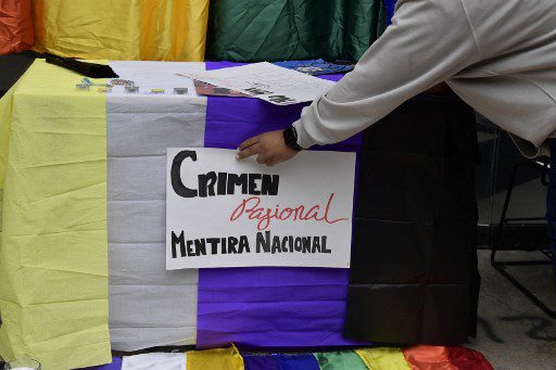 Estudiantes colocan pancartas durante una ofrenda en honor a Jesús Ociel Baena en la Facultad de Ciencias Políticas y Sociales de la Universidad Nacional Autónoma de México, en la Ciudad de México, el 14 de noviembre de 2023.