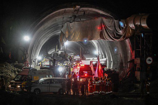 Los rescatistas indios han sacado sanos y salvos a los 41 trabajadores de un túnel de carretera colapsado en el Himalaya después de una maratónica operación de ingeniería de 17 días para liberarlos, según informó un ministro el 28 de noviembre.