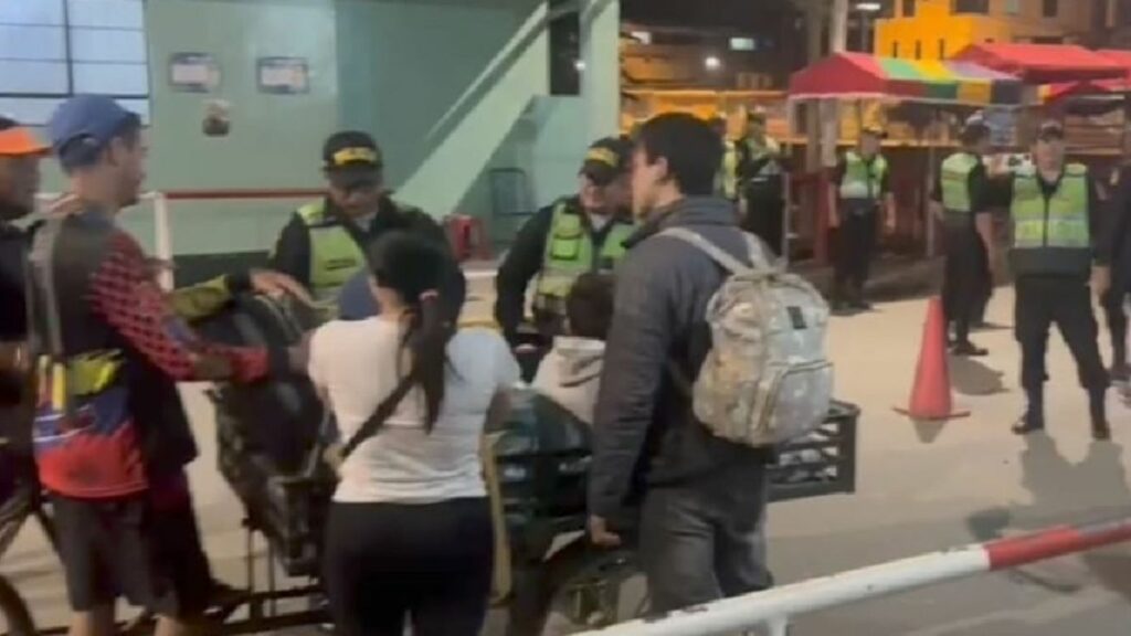Las autoridades peruanas tienen varios puntos de control en la frontera. 