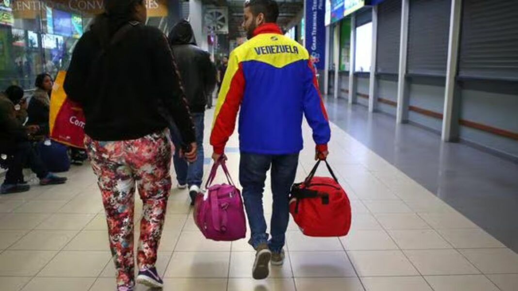 Una vez concluido el plazo, el pasado 10 de noviembre , para el proceso de regularización de migrantes en Perú, la presidenta, Dina Boluarte, confirmó que «cientos de venezolanos» están saliendo voluntariamente del país, por la frontera con Ecuador.