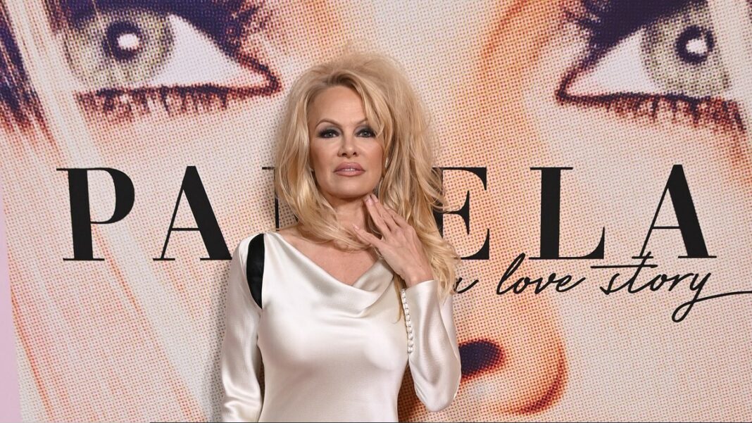 Pamela Anderson decidió no usar más maquillaje y así se ve a sus 56 años (fotos y videos)