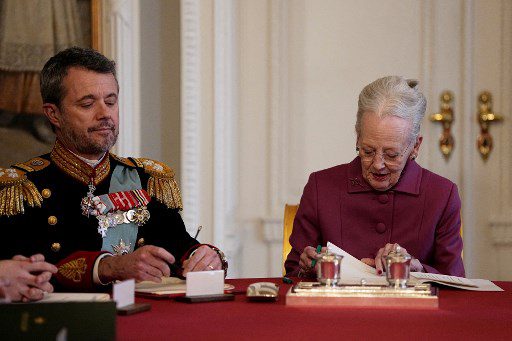 El momento que oficializó la abdicación de la reina Margarita a favor de su hijo Federico. Foto AFP