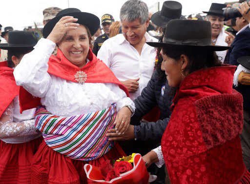 La presidenta peruana Dina Boluarte fue agredida y sacudida por dos mujeres el sábado durante un acto oficial en la ciudad andina de Ayacucho, donde 10 personas murieron en protestas contra su gobierno.