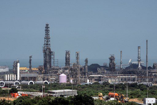 Vista de una planta de refinación de petróleo de la estatal Petróleos de Venezuela (PDVSA) en Puerto La Cruz, estado de Anzoátegui: