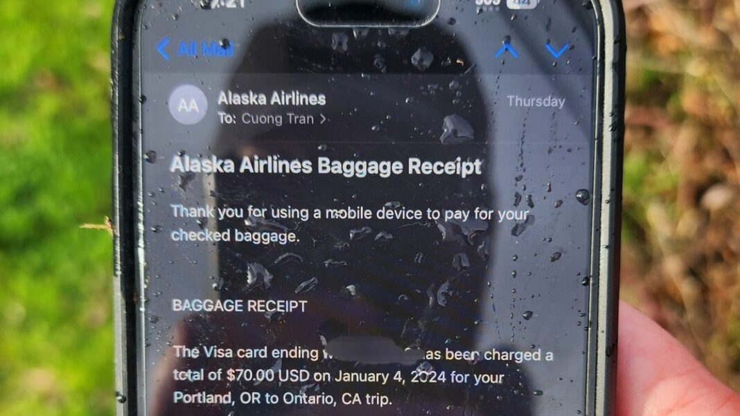 En una carretera encontraron un teléfono se que cayó del vuelo de Alaska Airline.