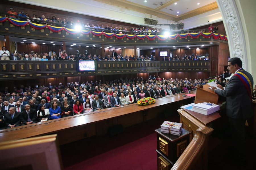 En su mensaje anual a la nación, Maduro saludó y elogió el trabajo de los maestros.