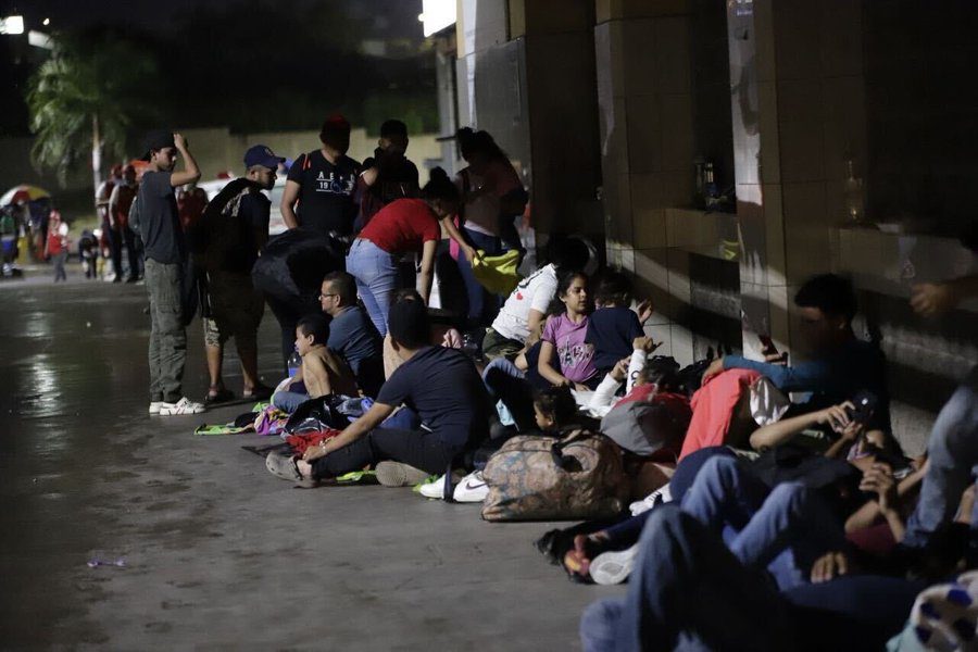 Cientos de migrantes se concentraron la noche del viernes, en la principal estación de autobuses de San Pedro Sula para partir a EE.UU.