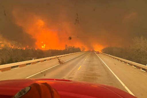 Un camión de bomberos conduciendo hacia el incendio Smokehouse Creek, cerca de Amarillo, en el Panhandle de Texas.