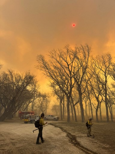 el Servicio Forestal de Texas A&M informó el miércoles temprano que 25 de 31 incendios en el estado estaban bajo control, aunque el incendio más grande, conocido como Smokehouse Creek Fire, había quemado 300,000 acres y seguía sin contener.