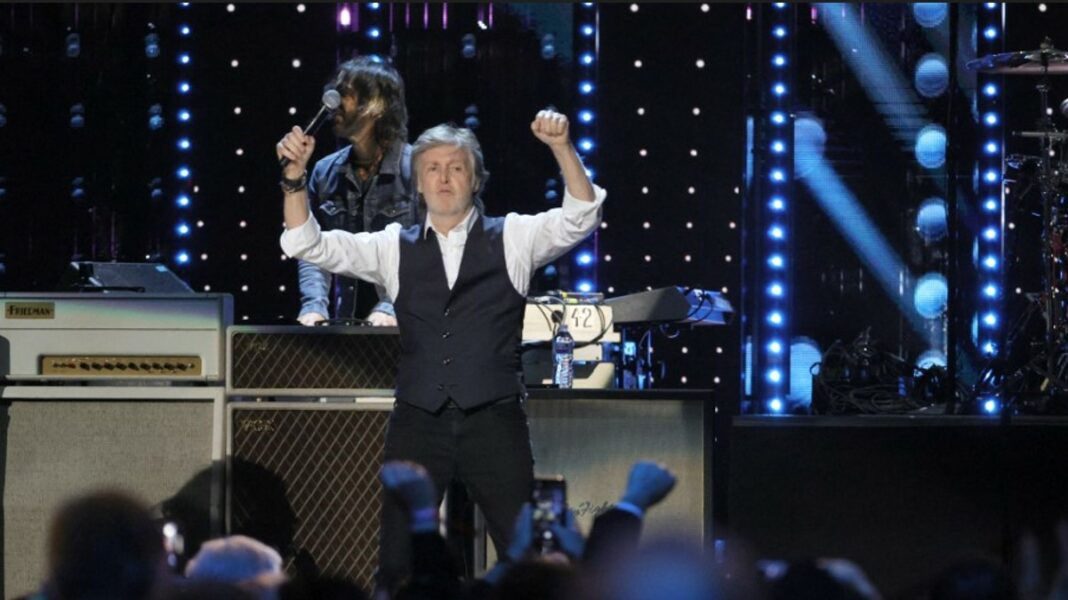 ¡INCREÍBLE! Paul McCartney recupera una guitarra que perdió hace 50 años