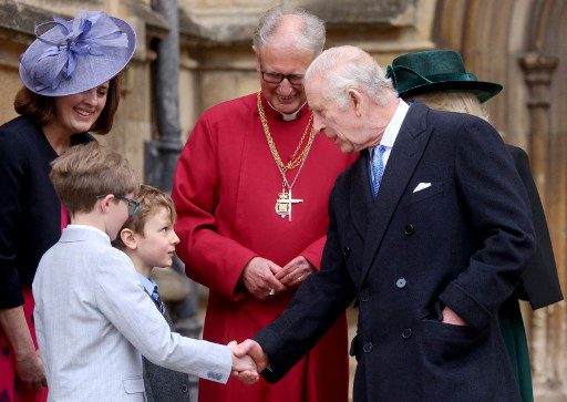 El rey Carlos II saludó a quienes se le acercaron a dejarles sus mejores deseos. Foto AFP